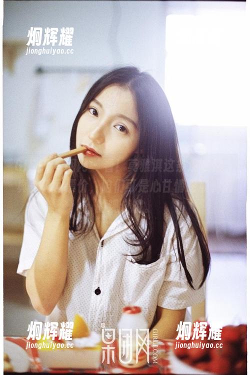 GIRLT果团网 - 看！莫雅淇这条连衣裙，真是值回票价，咱们可是心甘情愿被调剂的观众哦。