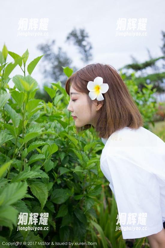 MiStar魅妍社 - 刘懿萱Yoyo的棉袜时光免费奉上，照片旁边我在思考，这可是多么不可思议的搭配啊。