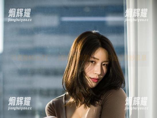 只想和Min.E(민이)的丝袜聊聊：原图传达的微妙讯息