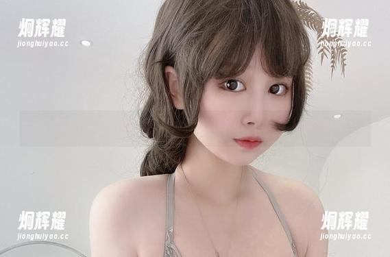 PAKI草莓酱的黑丝高清写真，有点儿可爱，但更令人好奇的是——
