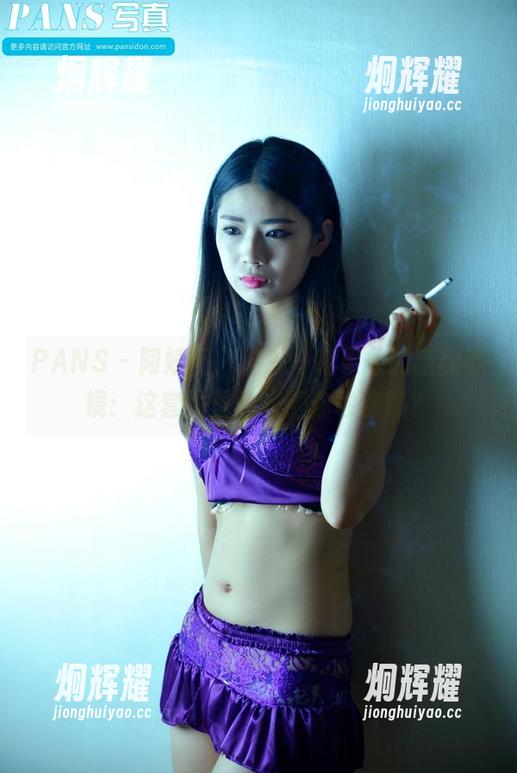 PANS - 阿姨们，过来一睹果果的新模试镜：这套图里的衣服你敢穿吗？