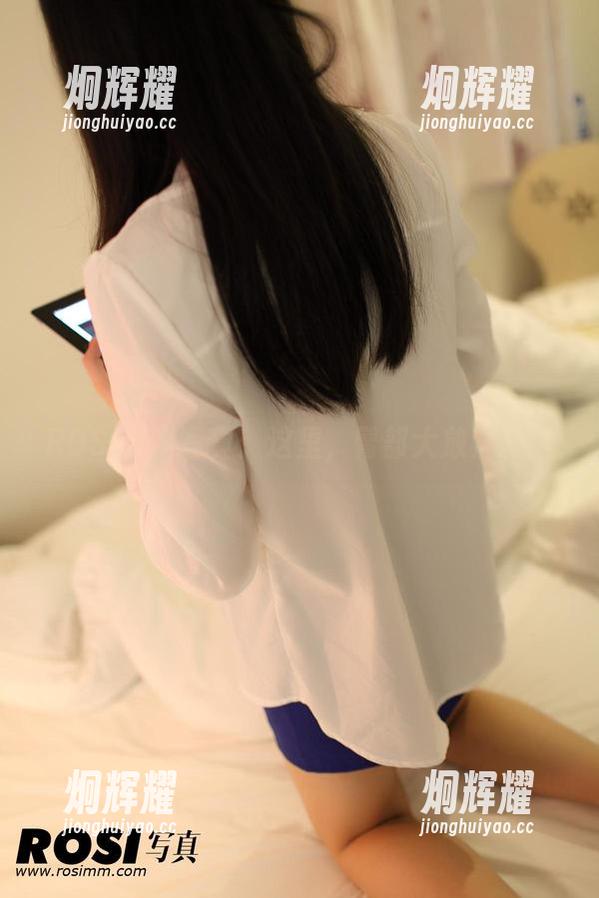 ROSI翘臀写真：这里，臀部大放异彩！
