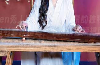 Xiuren秀人网 – 小魔女奈奈的独特选择：白衬衫套图精选，干脆就直接把所有衣服都扑在地上吧！