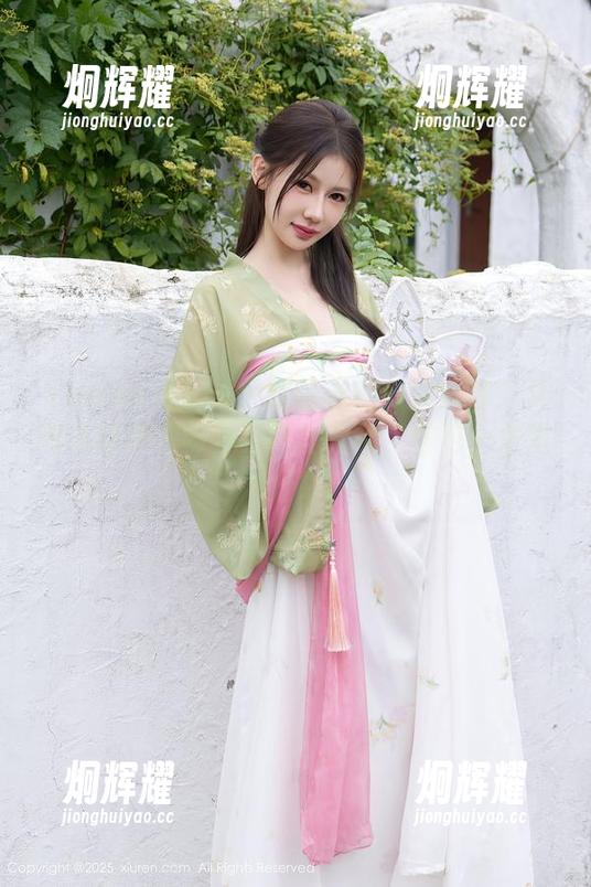 Xiuren秀人网 - 谁说泳池只能清凉？艾希儿让水花四溅，原图直击，图包一手掌握！