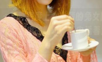 pans – 某种程度上，小倩的兔女郎写真就像一杯没加糖的咖啡，苦中透着点儿魅力。