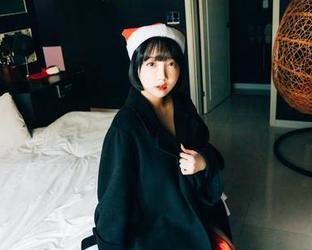 礼服的魔力，yeeun孙乐乐在这一套写真里仿佛变成了谁的梦中情人？猜猜看！