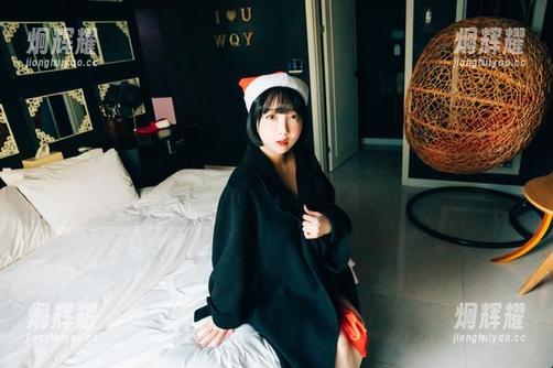 yeeun孙乐乐 礼服的魔力,yeeun孙乐乐在这一套写真里仿佛变成了谁的梦中情人?猜猜看!