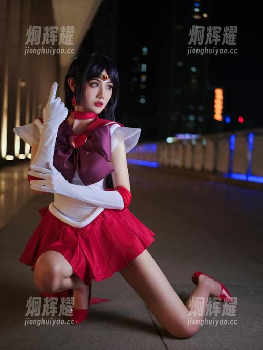 一米八的大梨子的美少女战士图包，唉，霸气侧漏，却又带着点傻乎乎的可爱。