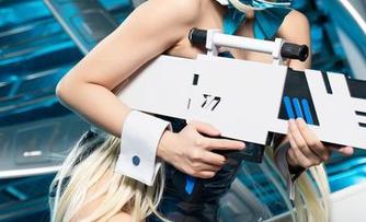 三无人型的华丽转身：高叉女仆带你享受福利写真时间！