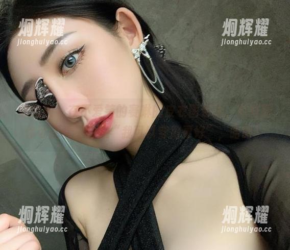 微密圈 - 在不爱笑的赛琳的皮衣图包里，有些图你可能看了会想“我可以穿得更好”，哈哈！