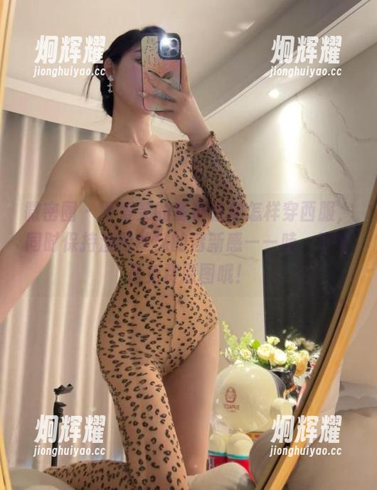 微密圈 - 不爱笑的赛琳教你怎样穿西服，同时保持渔网丝袜的清新感——哇，这可是免费原图哦！