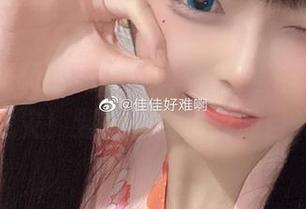 佳佳好难啊的短裙写真：裙摆飞舞，免疫小风灾！到底谁偷了我的目光？
