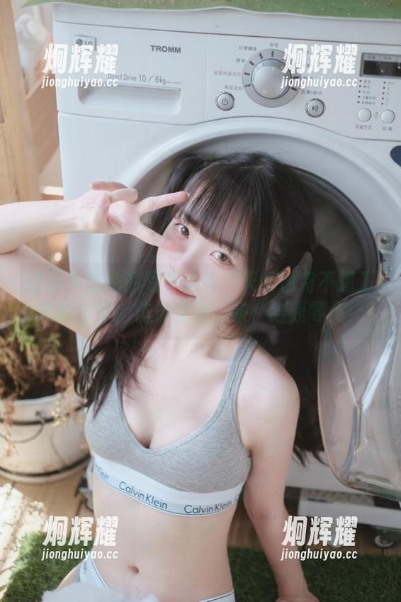 可可小白兔的写真大赛：天使也有不想工作的日子，仿佛在说：来，给我零食！