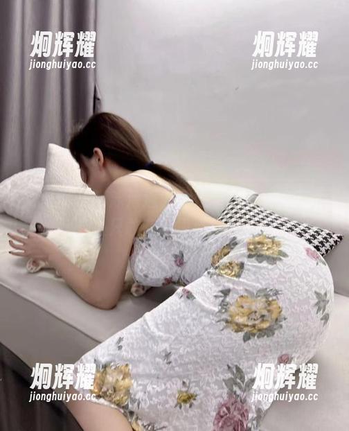 微密圈 - 当泳池遇上周妍希的写真，普通人只敢在梦里游泳吧？