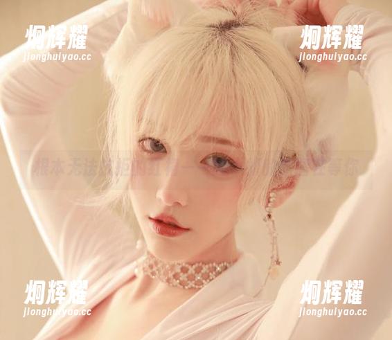 根本无法抗拒的红裙——啾小妍的原图在等你