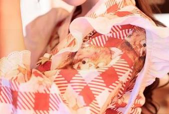 嗲囡囡 – 就是吧，晗大大Via的礼服太好看了，想把美图搬回家墙上。