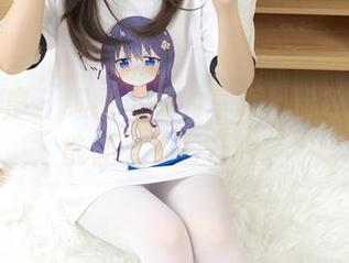 少女秩序 – 细看小鱼的写真，粉色肚兜总能让人多看几眼。