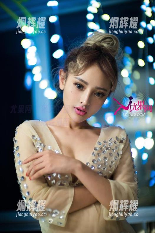 尤果网 - 糖果的图集里比基尼全套，难道是把碧海蓝天藏进了包里？