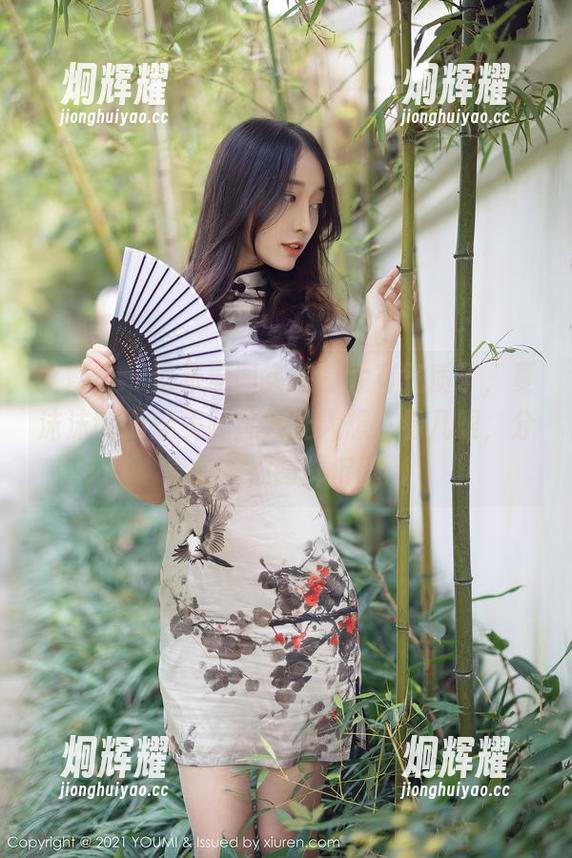 尤蜜荟 - 这张原图实在是太有气质了，夏沫沫tifa的美腿直接让人想多看几眼，分享给你们同样沉醉。