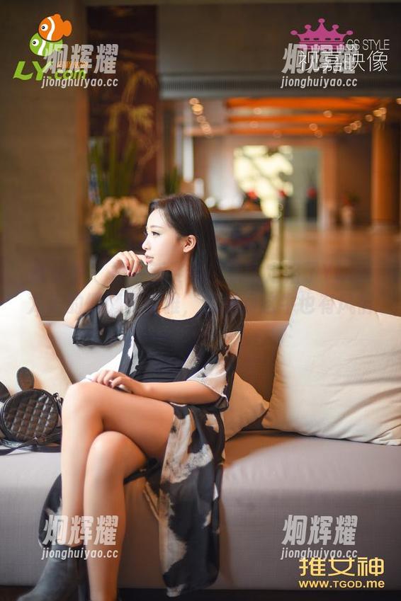 推女神 - 奶牛新姿势！原图定格了Yumi尤美的慵懒和优雅，没想到这牛也有风情～