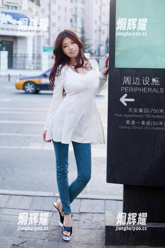 推女郎 - 潘娇娇白衬衫图片：穿上后，能不能我也像个模特，反正我都是在瞎摆pose！