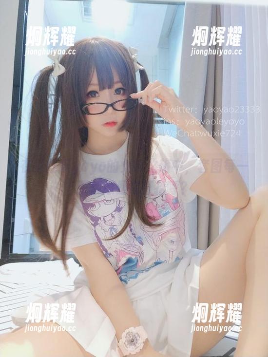 在摇摇乐yoyo的女神之旅中，套图每一张都像是在打招呼？