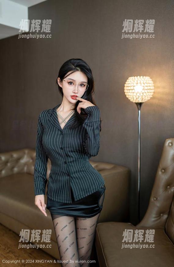 星颜社 - 校服加持下的黎秋秋，套图里的天真与诱惑