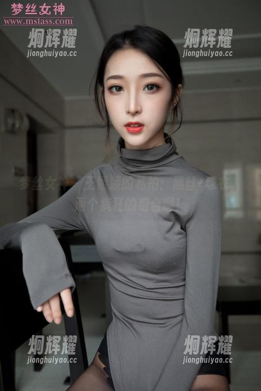梦丝女神 - 王娇娇的私拍：黑丝+球衣，两个疯狂的组合啊！