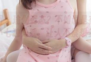森萝财团 – 瑜伽姿态？不如说是在私房里上演的小七独角戏，让人不禁想多看一遍。
