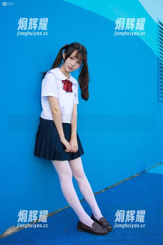 森萝财团写真：桶装水和女神的小互动