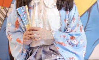 森萝财团的私房宝典：如何把蓝色格子裙穿出诗意。
