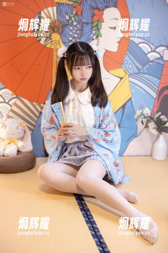 森萝财团的私房宝典：如何把蓝色格子裙穿出诗意。