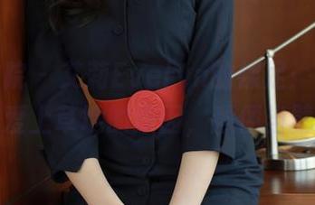 模范学院 – 艾莉Evelyn的裸足：一图告诉你爱上草地的原因，顺便当壁纸！