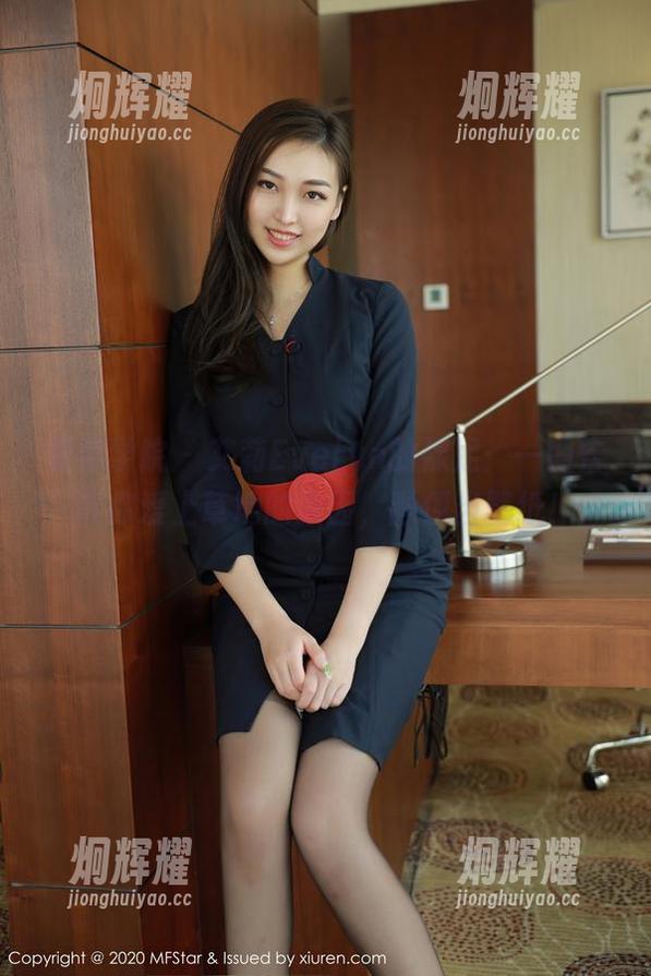 模范学院 - 艾莉Evelyn的裸足：一图告诉你爱上草地的原因，顺便当壁纸！