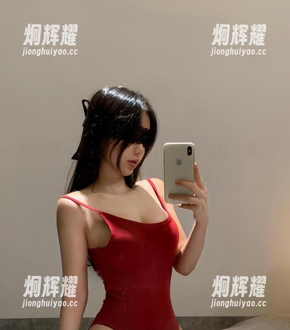 微密圈 - 火龙果羊在红裙中的优雅全集，抓紧下载，别被诱惑晕了！