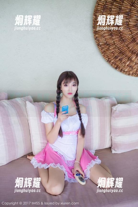 爱蜜社 - 私房一隅，小热巴和她的睡衣无意间成了画面中心。