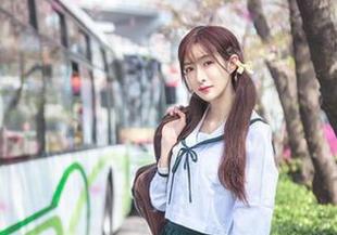 王羽杉在原图里的性感特工，大概是拿着型号为“魅惑820”的间谍装备吧，作品值得点赞。