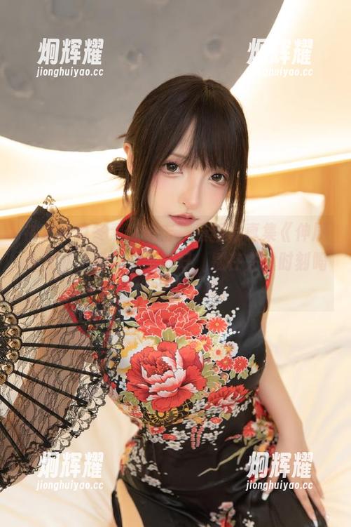神乐坂真冬素颜出击，最新写真集《伸展少女》，请务必准备好，别在关键时刻喝了咖啡喷出来。