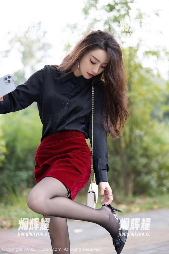秀人网 - 在周波儿的美图中漫游，取个号叫“路过的女神”