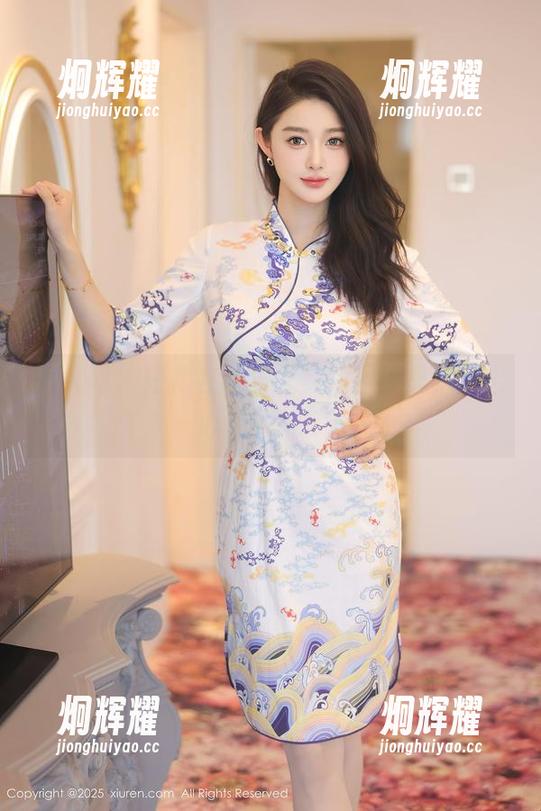 秀人网 - 短裙在风景尤美的图册里，别出心裁的誘惑。