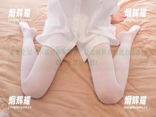紧急企划 - 下载红裙写真集，让龙崎聆音的魅力顺带给你一天的好心情！