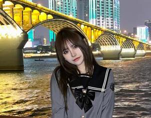 芊芊酱w的最新图集——教室？我觉得她是在演戏吧。