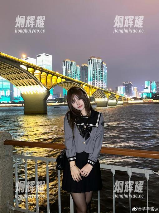 芊芊酱w的最新图集——教室？我觉得她是在演戏吧。