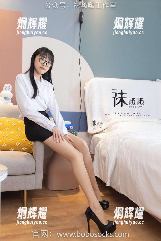 袜啵啵-小甜豆 袜啵啵 - 小甜豆的无圣光档案,套图里小女警的宅家日常,蛮有爱。