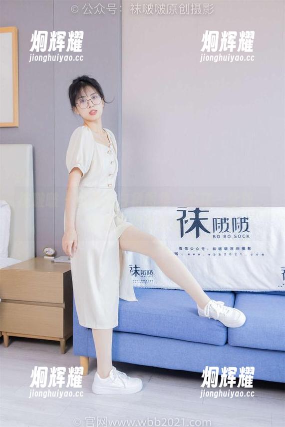 袜啵啵 - 熊熊的白裙图集，不花一分钱，你就能尽情欣赏！