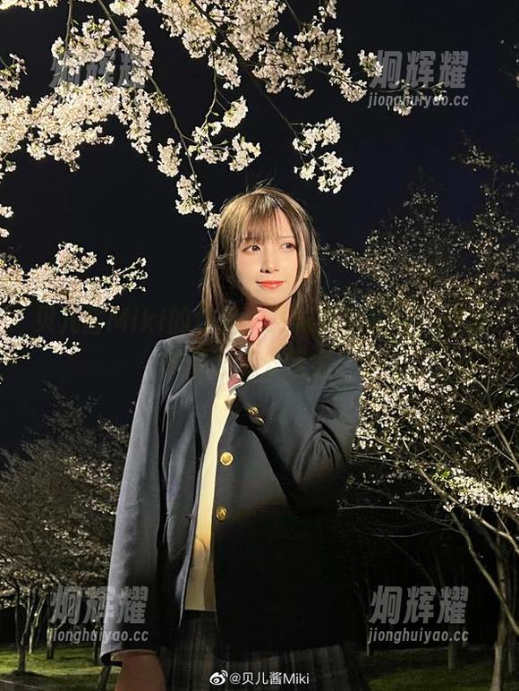 贝儿酱Miki的作品：艾米莉亚套图，标准的颜艺加分案例！