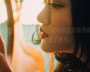 轰趴猫 – 照片里的曲曲叠加背景，双马尾的灵动感真让人流连。这个壁纸我思量了好久。