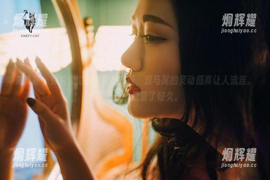 轰趴猫 - 照片里的曲曲叠加背景，双马尾的灵动感真让人流连。这个壁纸我思量了好久。