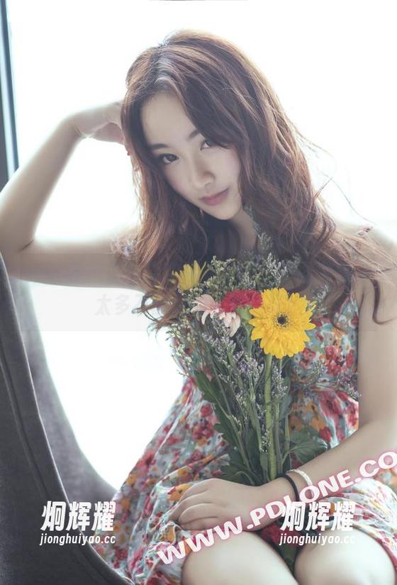 轰趴猫 - 温心怡的裸足写真，原图中藏着太多不能说的“脚”汗！