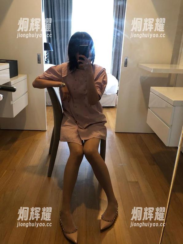 微密圈 - 说好的“油亮”呢？雅雅的气质呀的这组原图似乎来了一点小叛逆，每一张都让我想挪眼又想停留。